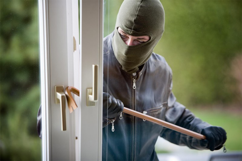 EVADE LA MISURA CAUTELARE DELL'OBBLIGO DI DIMORA E COMMETTE ALTRI FURTI: AGLI ARRESTI DOMICILIARI UN 42ENNE DEL POSTO