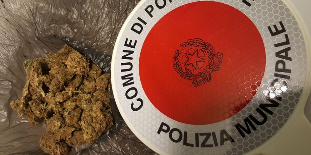 STRANE FREQUENTAZIONI AL PARCO SAN VALENTINO. IDENTIFICATI CINQUE MINORENNI. UNO SANZIONATO PER POSSESSO DI MARIJUANA. 