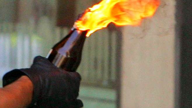 VITTORIO VENETO: QUATTRO BOMBE MOLOTOV LANCIATE SUL MUNICIPIO NELLA NOTTE, NESSUNA RIVENDICAZIONE