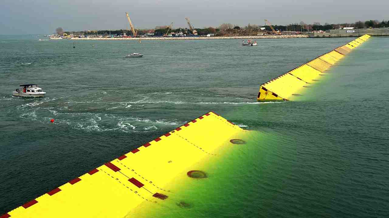 VENEZIA: TERMINATO IL TEST SUL MOSE ALLA BOCCA DI PORTO DI MALAMOCCO