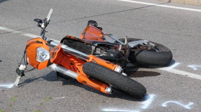 SCONTRO TRA MOTO E BICICLETTA, MUORE UN 42ENNE