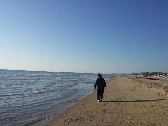 LIDO DI VENEZIA: TROVATO UN CADAVERE IN SPIAGGIA