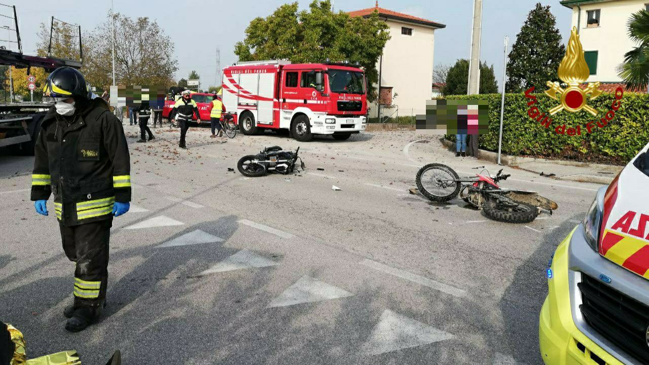 VIOLENTO INCIDENTE AD AZZANO X: DUE GIOVANI SI SCONTRANO IN MOTO 