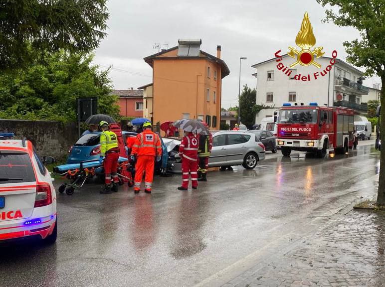 ZOPPOLA: INCIDENTE FRONTALE IN VIA SAN MARCO, BILANCIO DI DUE FERITI