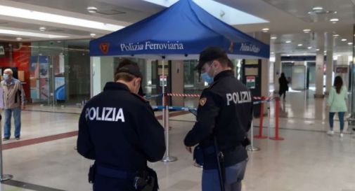 MESTRE: SCIPPA UNA BORSA E AGGREDISCE I POLIZIOTTI, ARRESTATO