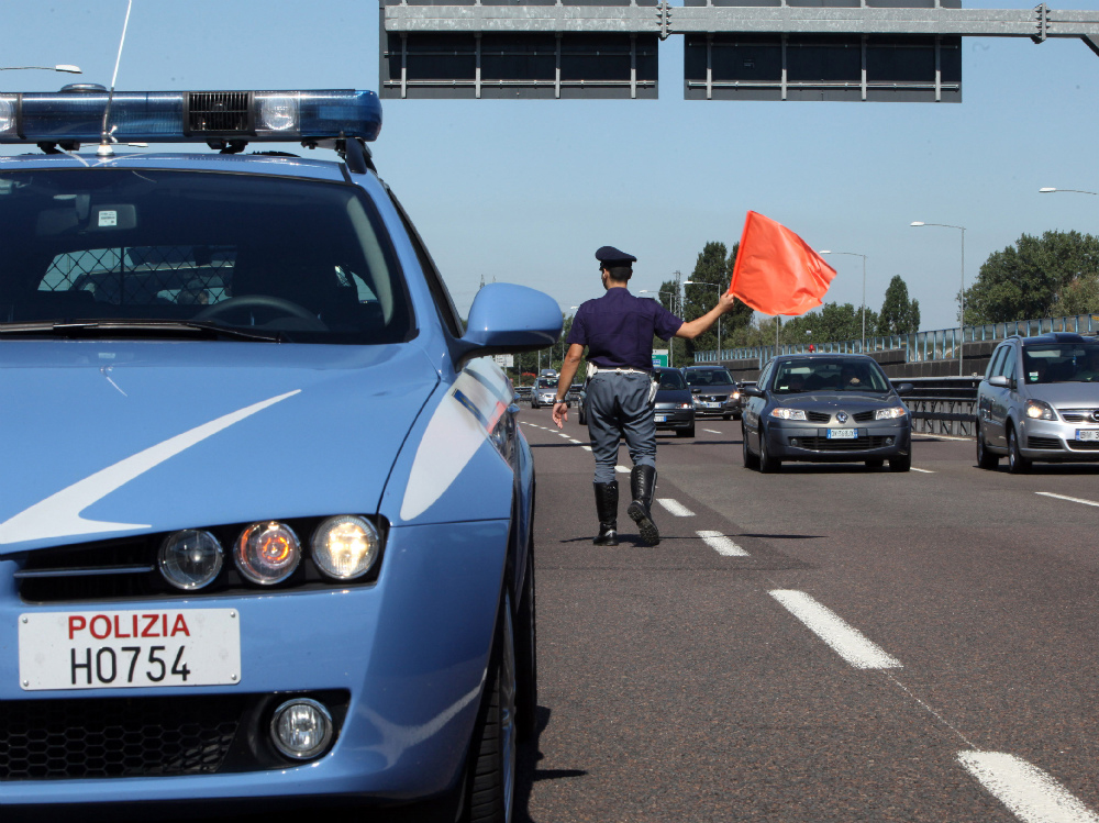 TRASPORTAVA MERCI PERICOLOSE SENZA DOCUMENTAZIONE, FERMATO DALLA POLSTRADA IN A4