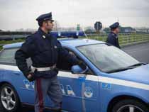 BIMBA DI 9 MESI RIMANE IN AUTO CON LE PORTE BLOCCATE: LIBERATA DALLA POLIZIA STRADALE