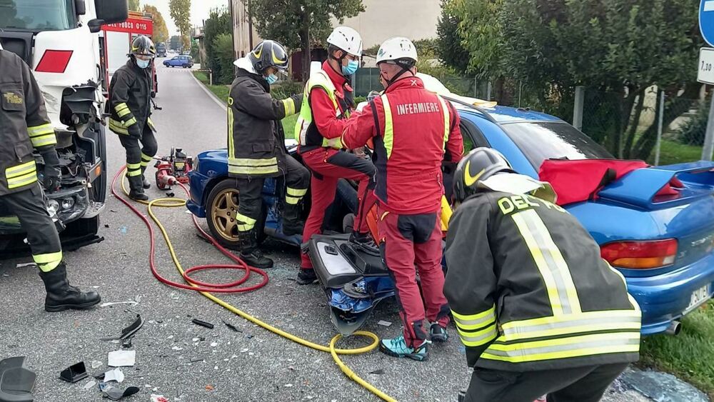 CASELLA D'ASOLO: SCONTRO TRA CAMION E AUTO, FERITI PADRE E FIGLIA