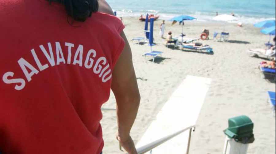 CAORLE: BAGNANTE SI GETTA IN ACQUA E SALVA UN BAMBINO