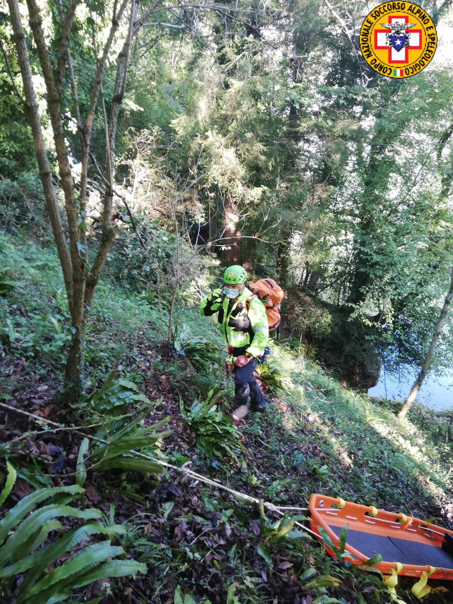 TRAMONTI DI SOPRA. ANZIANO MUORE AL LAGO DI REDONA, L'AMICO CERCA DI SOCCORRERLO MA RIMANE BLOCCATO