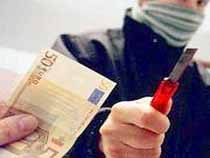 PORDENONE, TAGLIERINO IN MANO RAPINA LA TABACCHERIA 