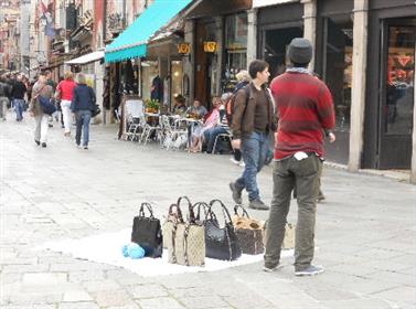 VENEZIA: COMMERCIO ABUSIVO, SEQUESTRATI 400 ARTICOLI CONTRAFFATTI